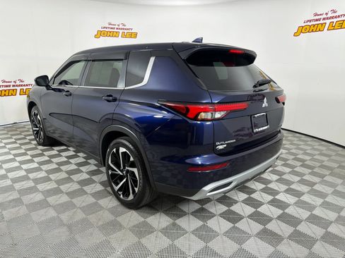 Used 2024 Mitsubishi Outlander SE Black Edition FWD image 3