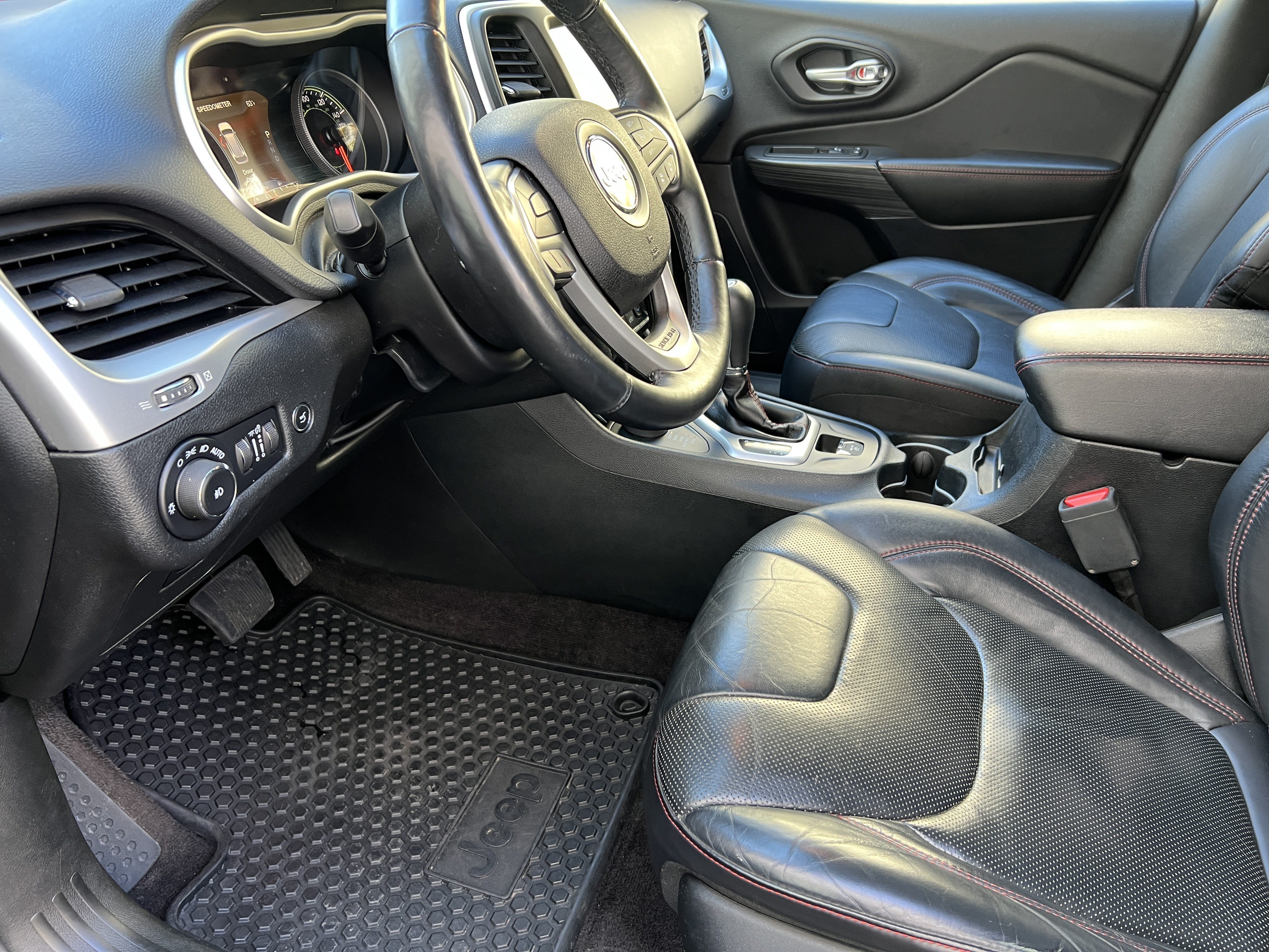 Used 2016 Jeep Cherokee Trailhawk w/ Leather Interior Group AWD/4WD image 15