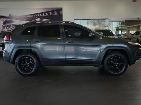 Used 2016 Jeep Cherokee Trailhawk w/ Comfort/Convenience Group image 12