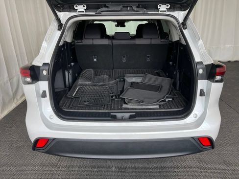 Used 2024 Toyota Highlander LE FWD image 27
