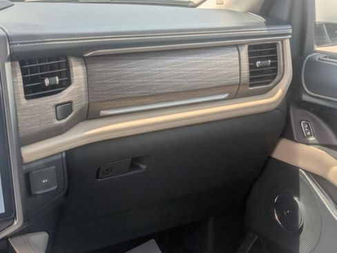 Used 2024 Ford Expedition Limited AWD/4WD image 18