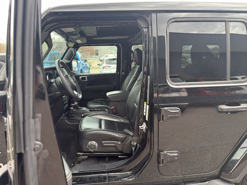 Used 2019 Jeep Wrangler Unlimited Sahara image 8