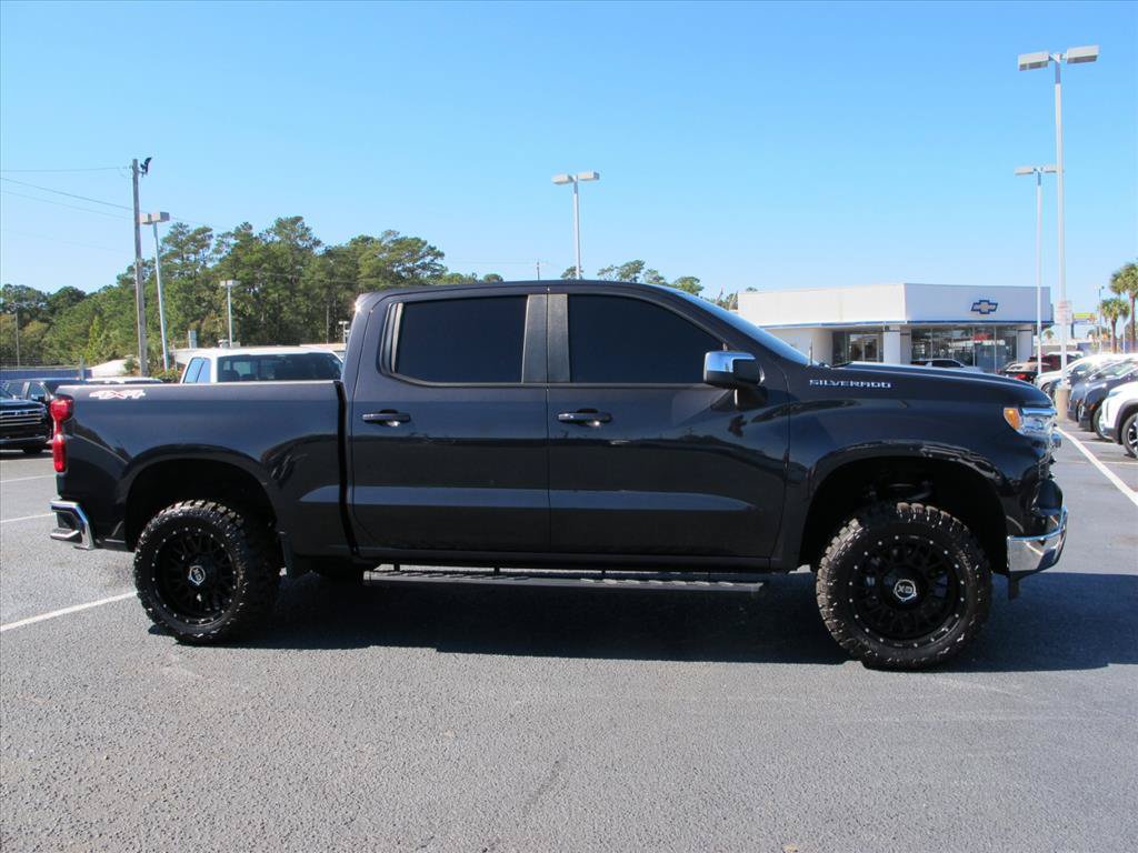 Used 2024 Chevrolet Silverado 1500 LT w/ Leather Package AWD/4WD image 2