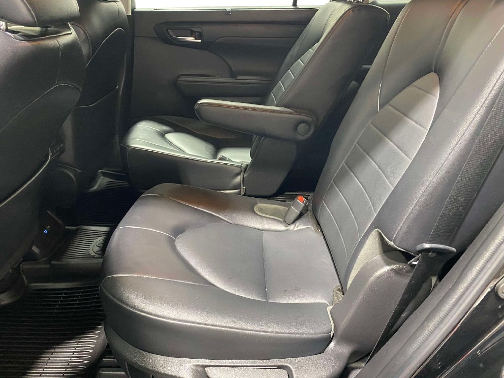 Used 2022 Toyota Highlander XLE AWD/4WD image 11