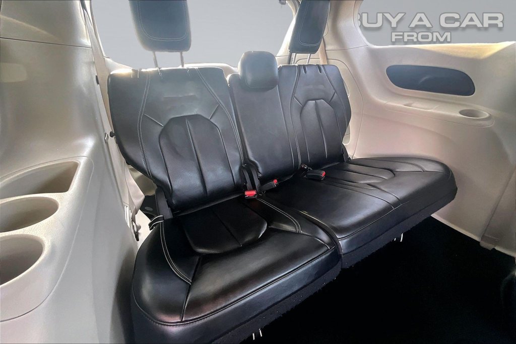 Used 2023 Chrysler Pacifica Touring-L FWD image 27