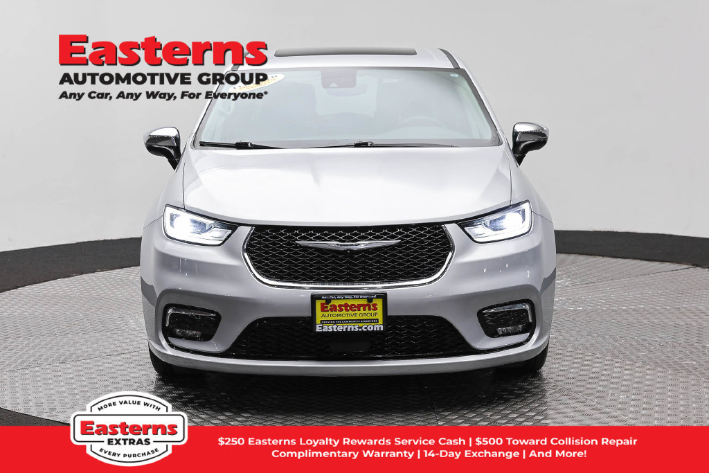 Used 2023 Chrysler Pacifica Limited FWD image 3