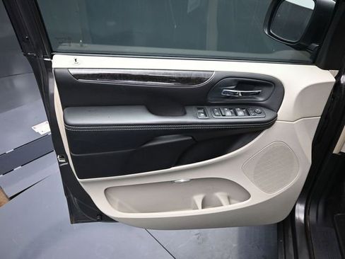 Used 2016 Chrysler Town & Country Touring-L w/ Driver Convenience Group image 13