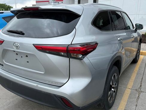 Used 2022 Toyota Highlander XLE AWD/4WD image 4