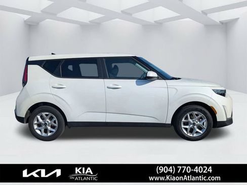 Used 2025 Kia Soul LX w/ LX Technology Package FWD image 2