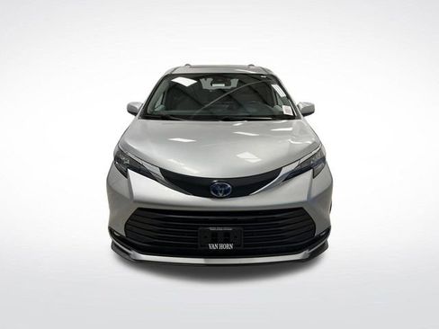 Used 2025 Toyota Sienna XLE image 11