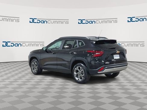 Used 2025 Chevrolet Trax LT FWD image 6