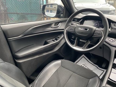 Used 2025 Jeep Grand Cherokee L Altitude image 32