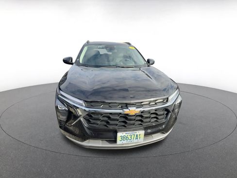 Used 2025 Chevrolet Trax LT w/ LT Convenience Package image 3