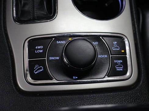 Used 2019 Jeep Grand Cherokee Overland AWD/4WD image 28