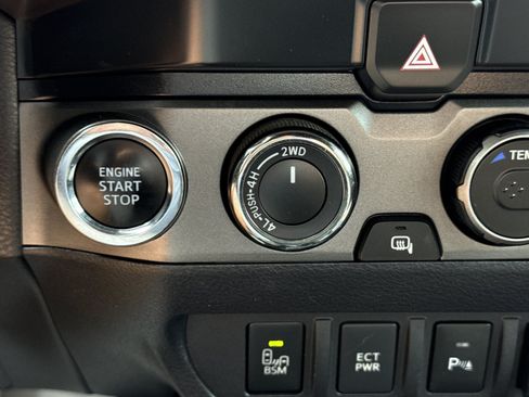 Used 2022 Toyota Tacoma TRD Sport w/ Technology Package AWD/4WD image 25