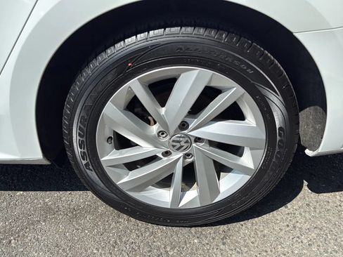 Used 2018 Volkswagen Passat 2.0T SE FWD image 10