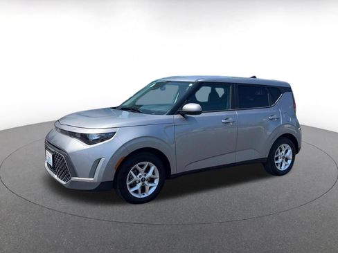 Used 2025 Kia Soul LX w/ LX Technology Package FWD image 7