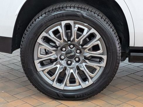 Used 2023 GMC Yukon Denali Ultimate AWD/4WD image 10