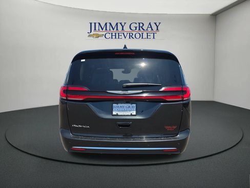 Used 2023 Chrysler Pacifica Touring-L FWD image 4