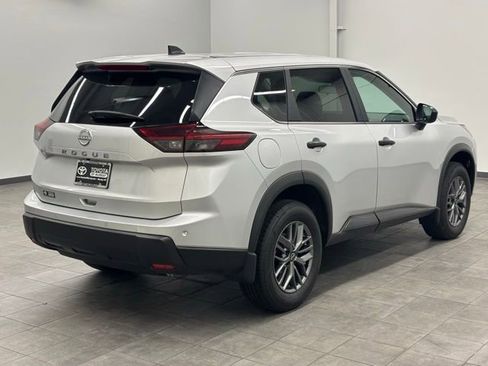 Used 2025 Nissan Rogue S FWD image 2