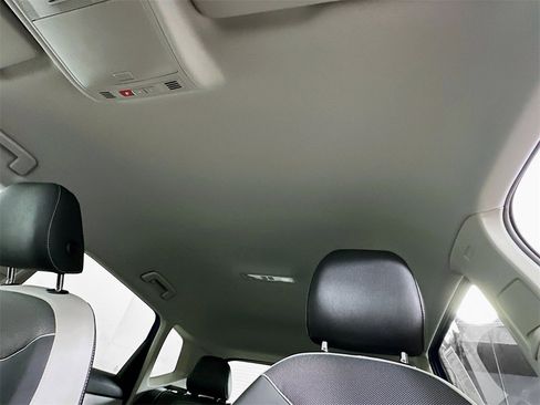 Used 2025 Volkswagen Taos SE image 31