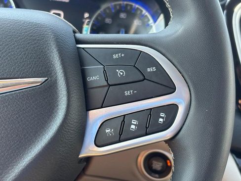 Used 2024 Chrysler Pacifica Touring-L FWD image 21