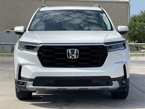 New 2025 Honda Pilot Touring image 7