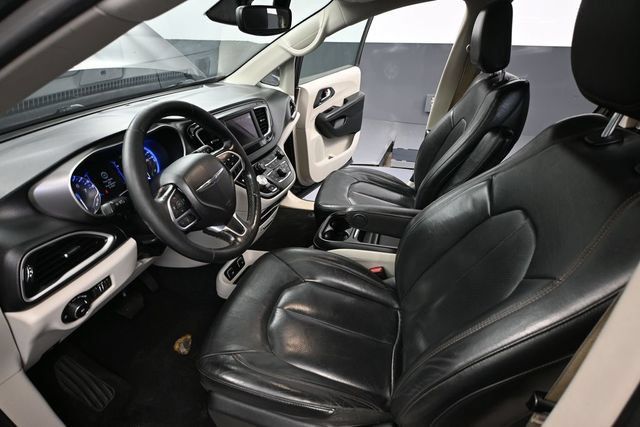 Used 2020 Chrysler Pacifica Touring-L FWD image 16