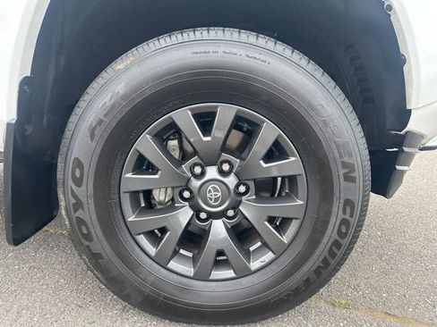 Used 2022 Toyota Tacoma SR5 RWD image 11
