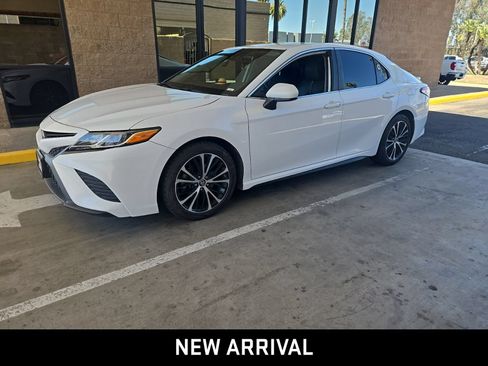 Used 2019 Toyota Camry SE w/ Accessory Appearance Package FWD image 1