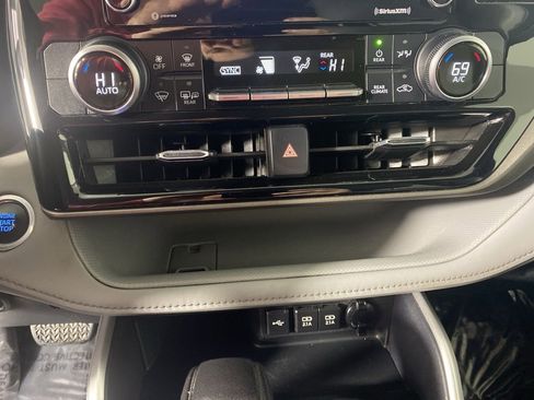 Used 2020 Toyota Highlander L image 21