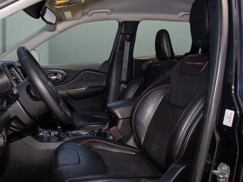 Used 2019 Jeep Cherokee Trailhawk image 7