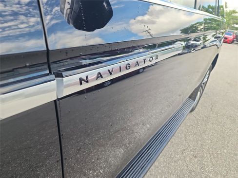 New 2026 Lincoln Navigator Premiere AWD/4WD image 10