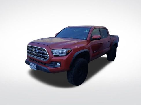 Used 2017 Toyota Tacoma TRD Off-Road image 3