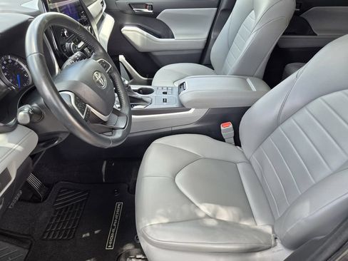 Used 2023 Toyota Highlander XLE AWD/4WD image 8