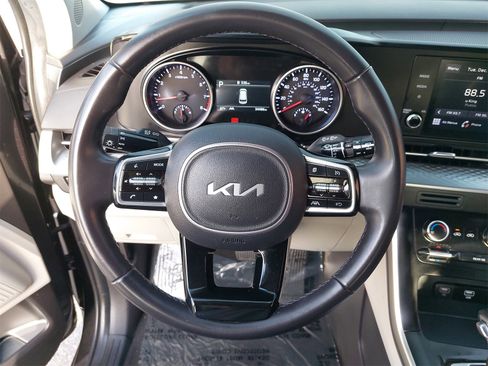 Certified 2024 Kia Carnival LX image 17