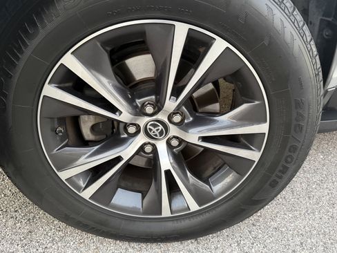 Used 2019 Toyota Highlander LE image 16