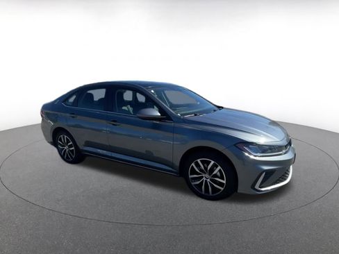 Used 2025 Volkswagen Jetta SE image 2