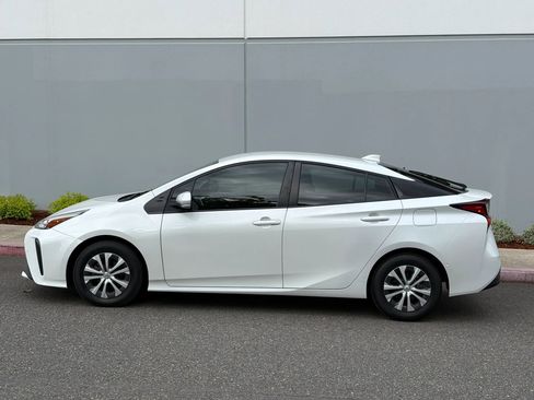 Used 2022 Toyota Prius LE FWD image 3