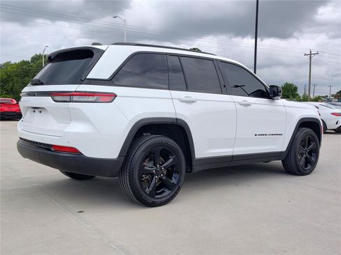 Used 2024 Jeep Grand Cherokee Altitude AWD/4WD image 8