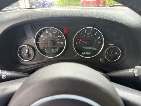 Used 2015 Jeep Wrangler Unlimited Rubicon w/ Connectivity Group AWD/4WD image 14