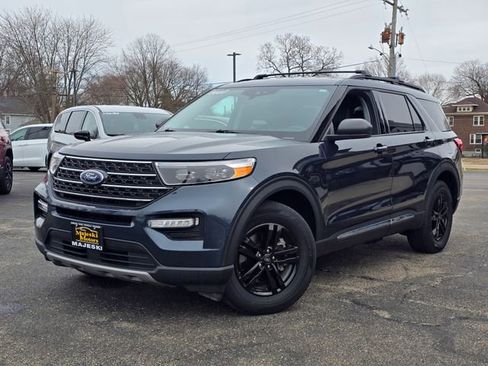 Used 2023 Ford Explorer XLT w/ Equipment Group 202A image 3