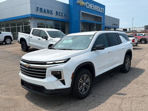 Used 2026 Chevrolet Traverse LT w/ Driver Confidence Package FWD image 1