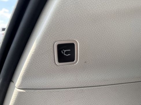 Used 2024 Chrysler Pacifica Touring-L FWD image 18