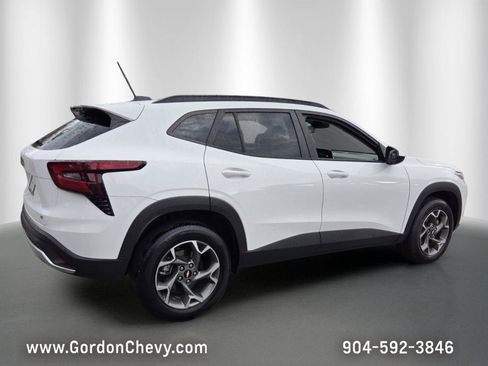 Certified 2025 Chevrolet Trax LT w/ LT Convenience Package FWD image 6