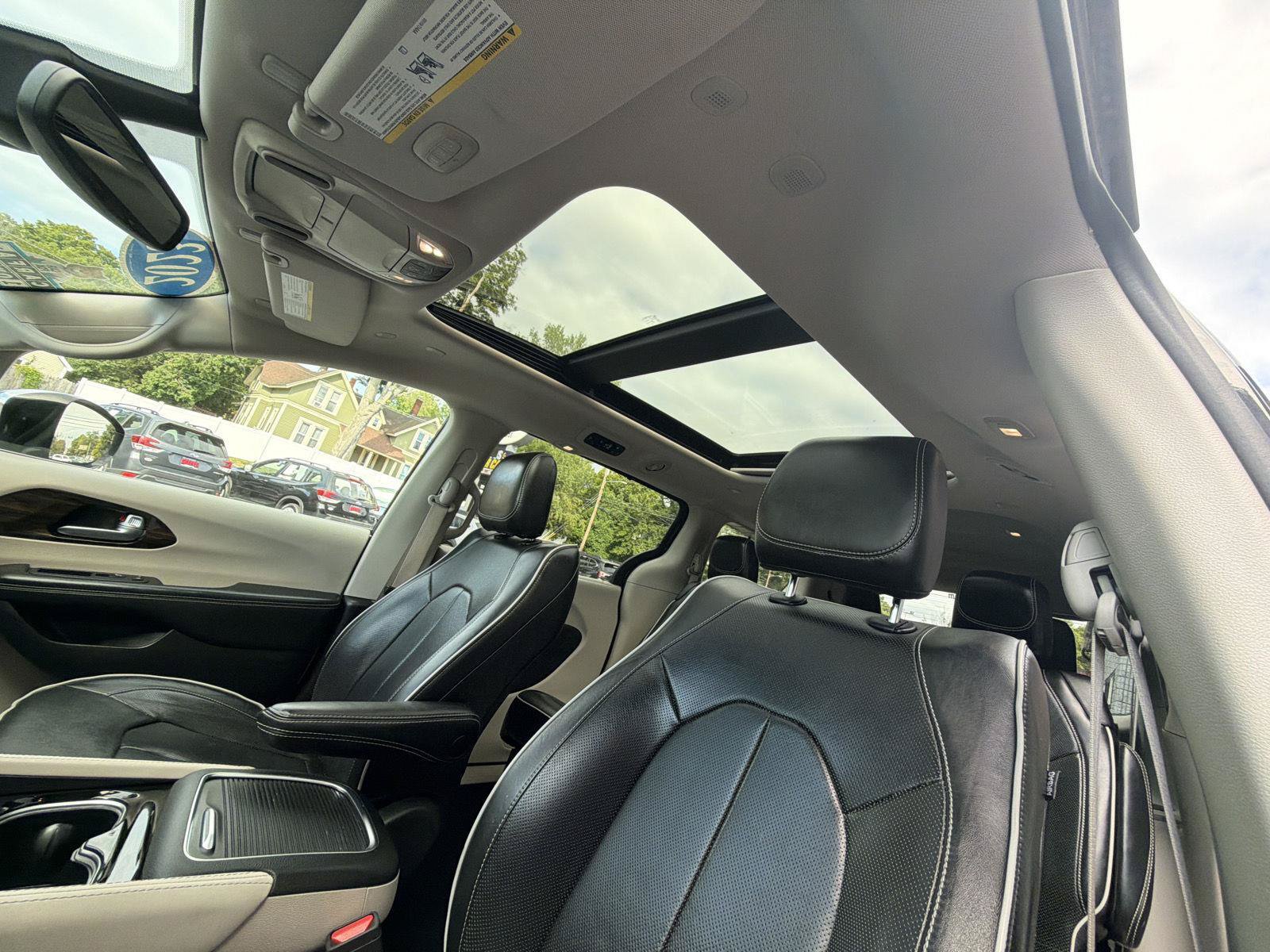 Used 2023 Chrysler Pacifica Limited FWD image 15