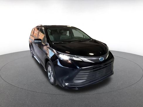 Used 2025 Toyota Sienna XLE image 3