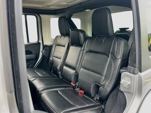 Used 2018 Jeep Wrangler Unlimited Sahara AWD/4WD image 24