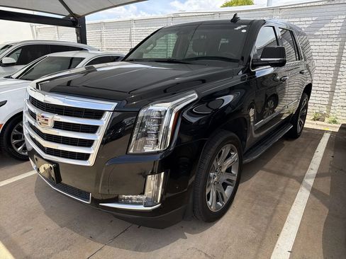 Used 2018 Cadillac Escalade Luxury RWD image 1