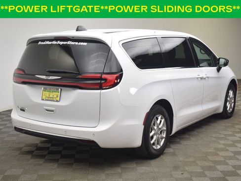 Used 2024 Chrysler Pacifica Touring-L image 7